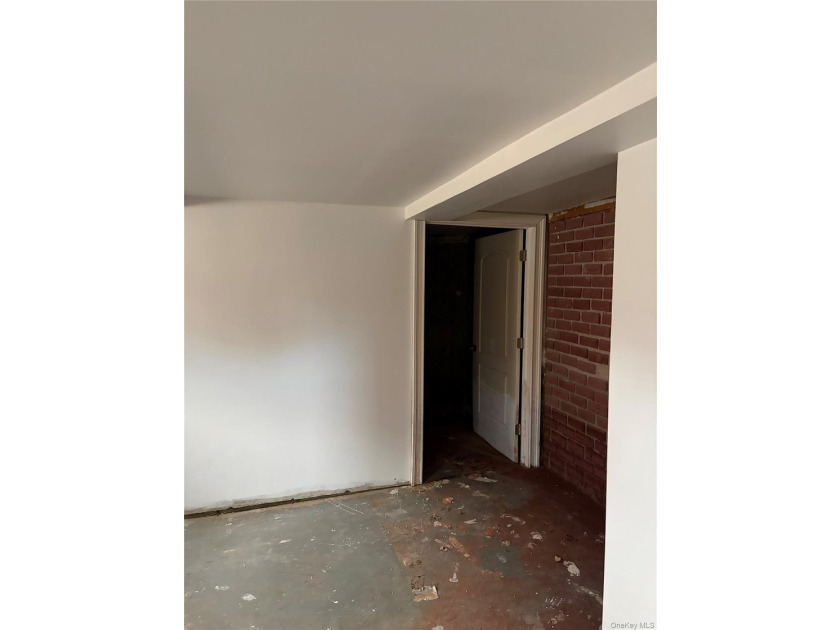 Very Nice and clean property needs some repairs SOLD AS IS - photo 17