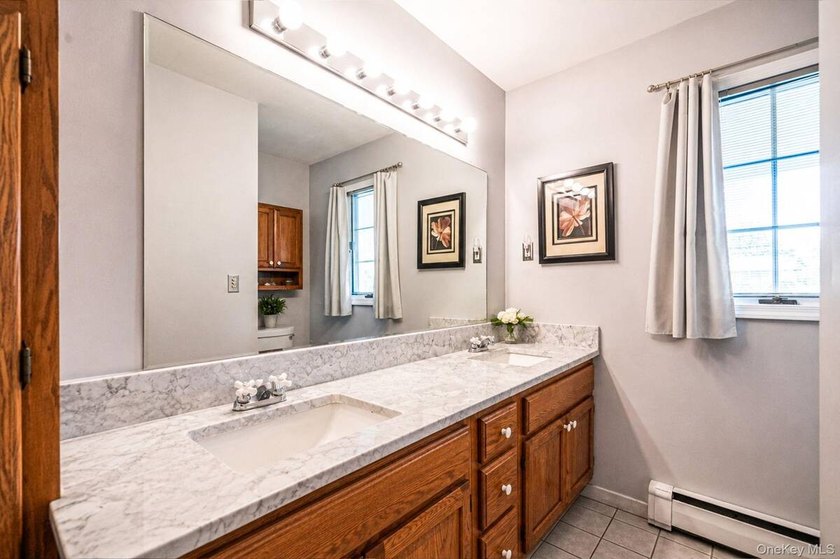 Spacious and well-maintained L-shaped ranch offering the perfect - photo 20