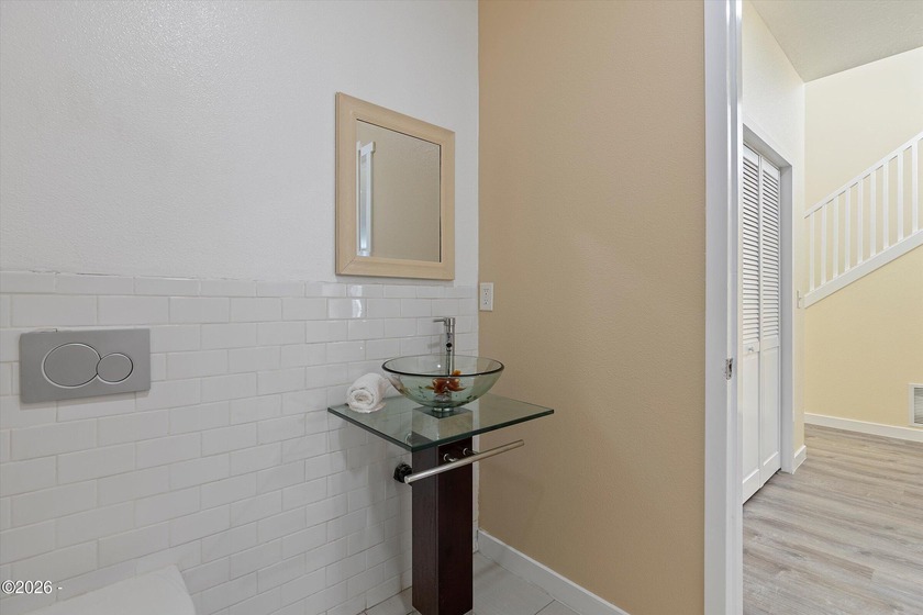 Roads End spacious and modern expansive open concept living home - photo 23