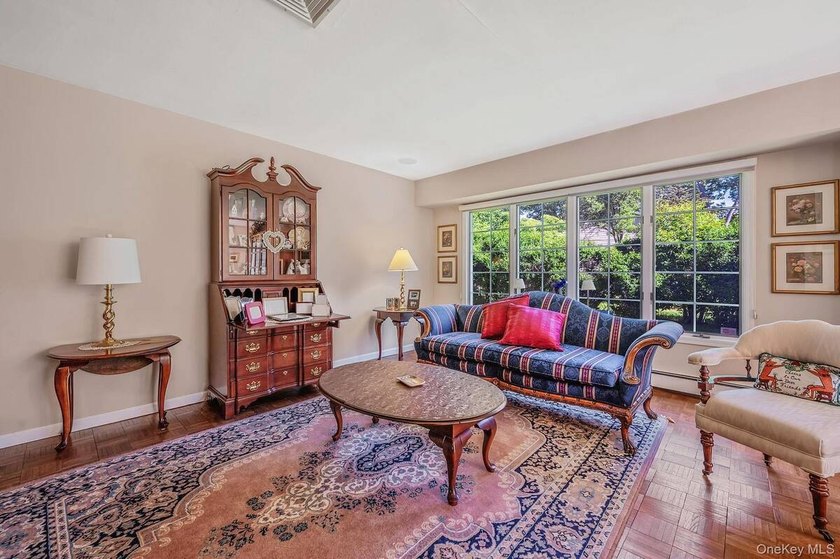 Spacious and well-maintained L-shaped ranch offering the perfect - photo 23
