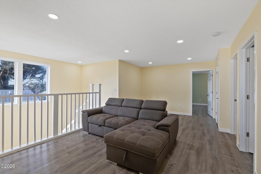 Roads End spacious and modern expansive open concept living home - photo 26