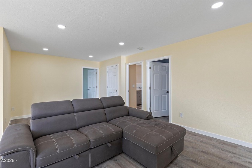 Roads End spacious and modern expansive open concept living home - photo 27