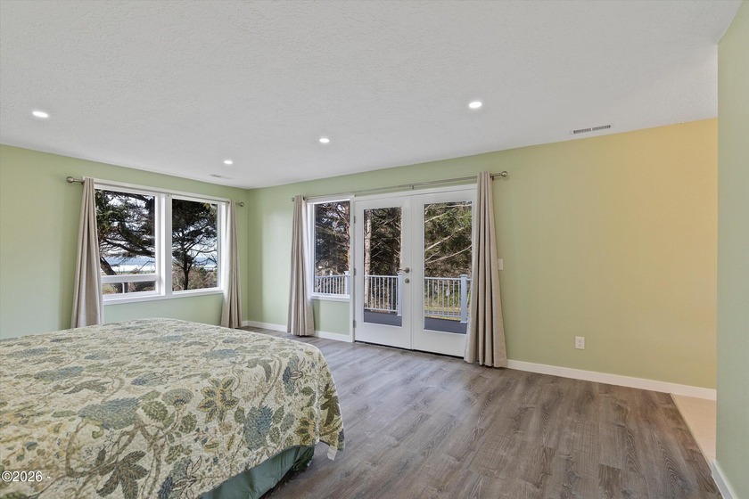 Roads End spacious and modern expansive open concept living home - photo 28