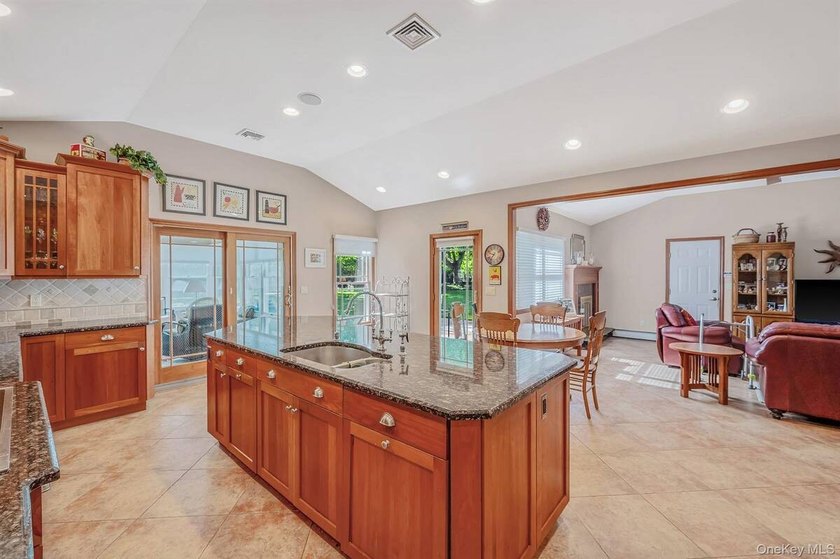 Spacious and well-maintained L-shaped ranch offering the perfect - photo 28