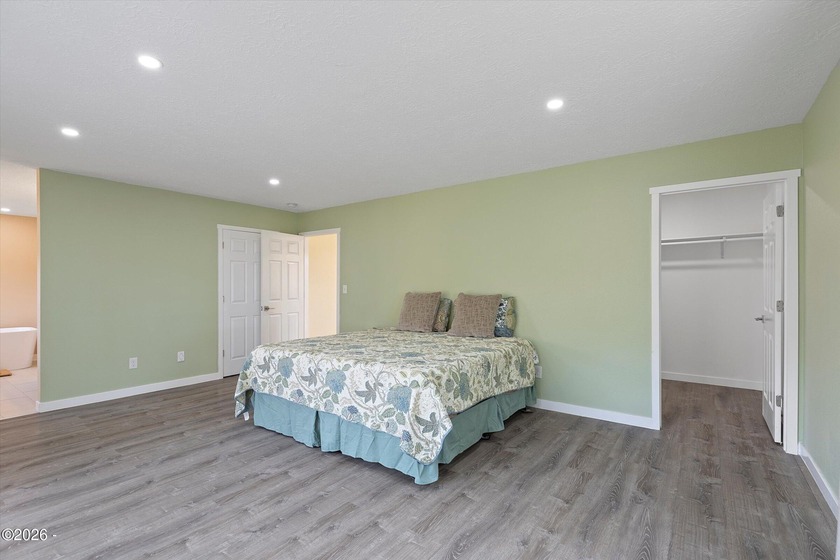 Roads End spacious and modern expansive open concept living home - photo 29