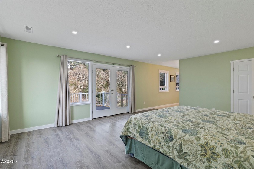 Roads End spacious and modern expansive open concept living home - photo 30