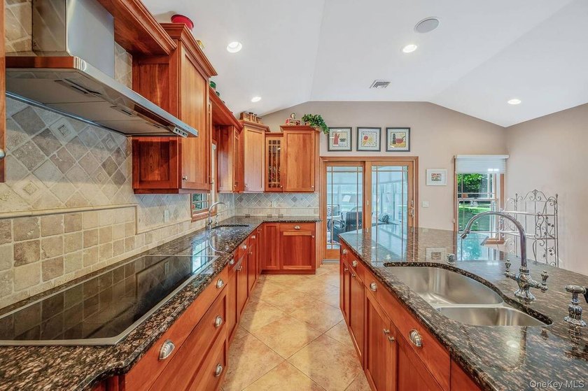Spacious and well-maintained L-shaped ranch offering the perfect - photo 30