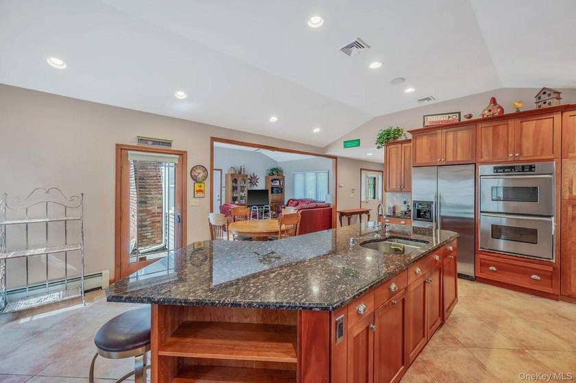 Spacious and well-maintained L-shaped ranch offering the perfect - photo 31