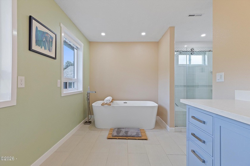 Roads End spacious and modern expansive open concept living home - photo 33