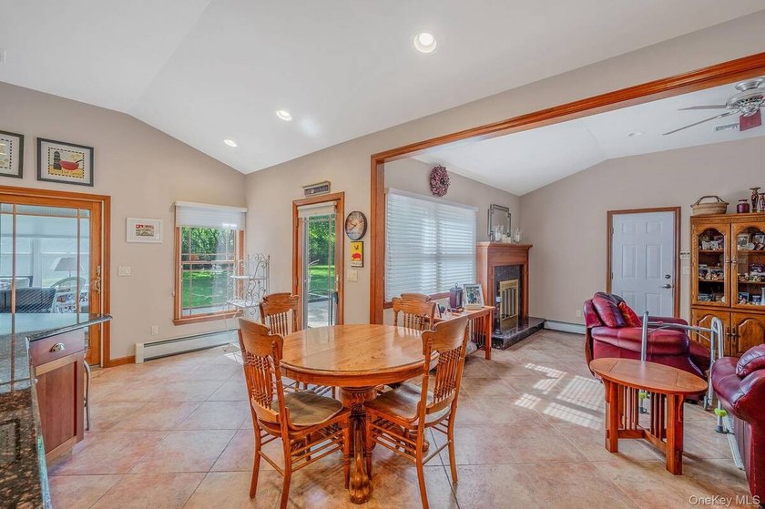 Spacious and well-maintained L-shaped ranch offering the perfect - photo 33