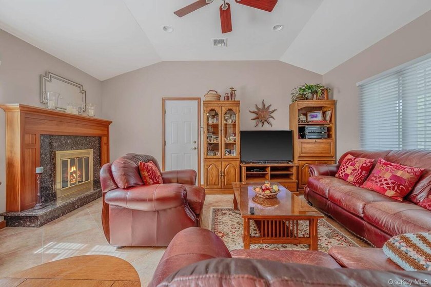 Spacious and well-maintained L-shaped ranch offering the perfect - photo 34