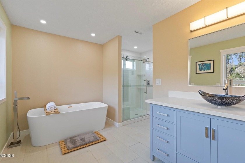 Roads End spacious and modern expansive open concept living home - photo 35