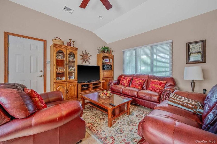 Spacious and well-maintained L-shaped ranch offering the perfect - photo 35