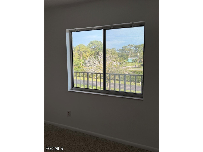 Excellent location Centrally located, close by to Private and - photo 6