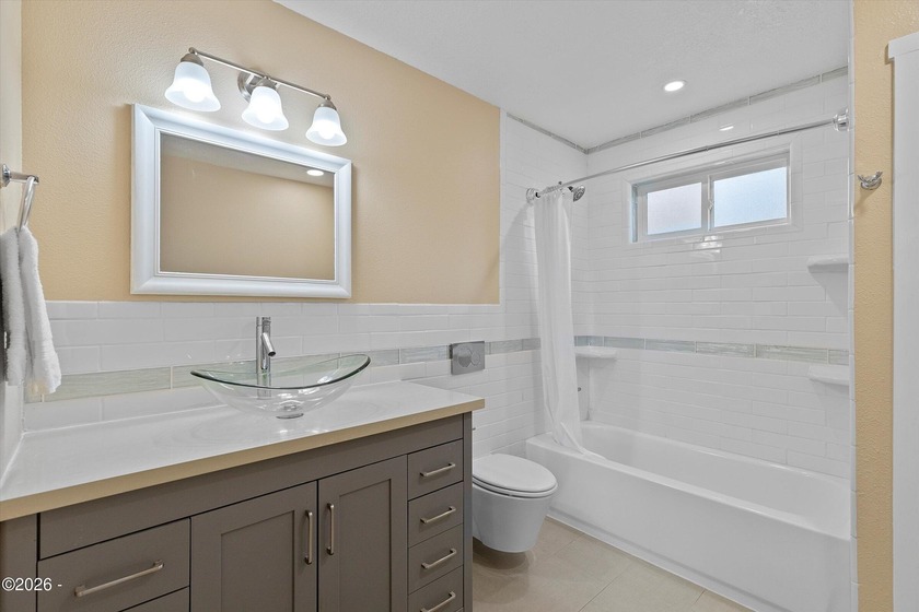 Roads End spacious and modern expansive open concept living home - photo 40