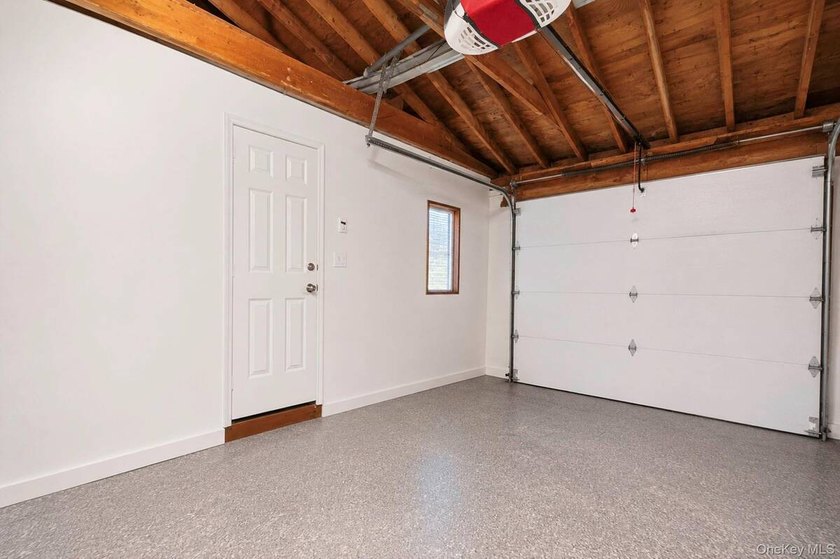 Spacious and well-maintained L-shaped ranch offering the perfect - photo 40