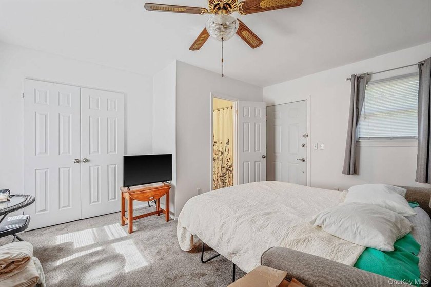 Spacious and well-maintained L-shaped ranch offering the perfect - photo 41