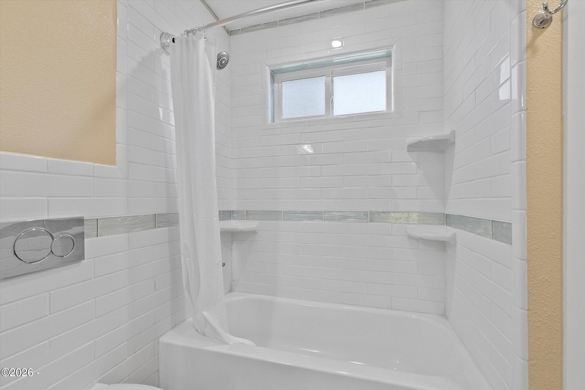 Roads End spacious and modern expansive open concept living home - photo 42