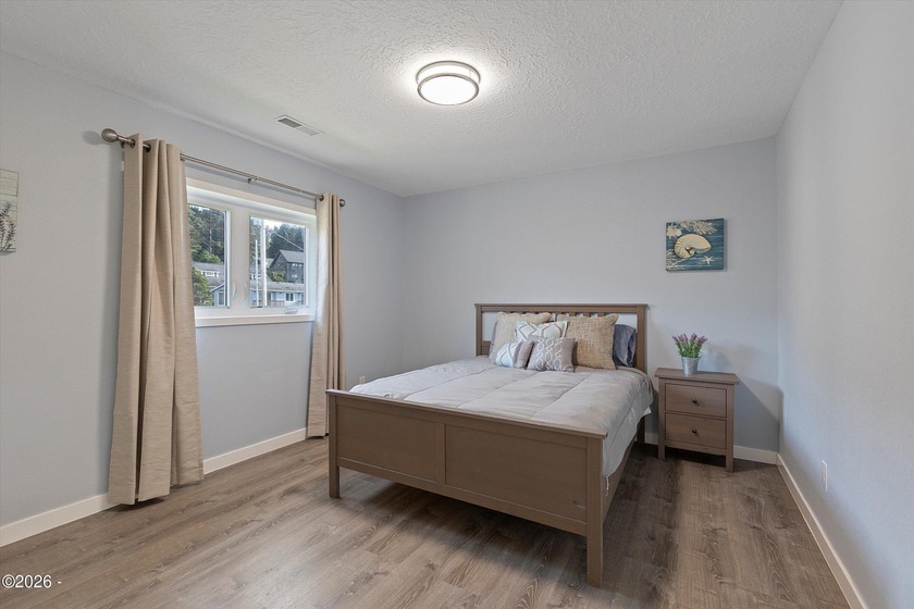 Roads End spacious and modern expansive open concept living home - photo 43