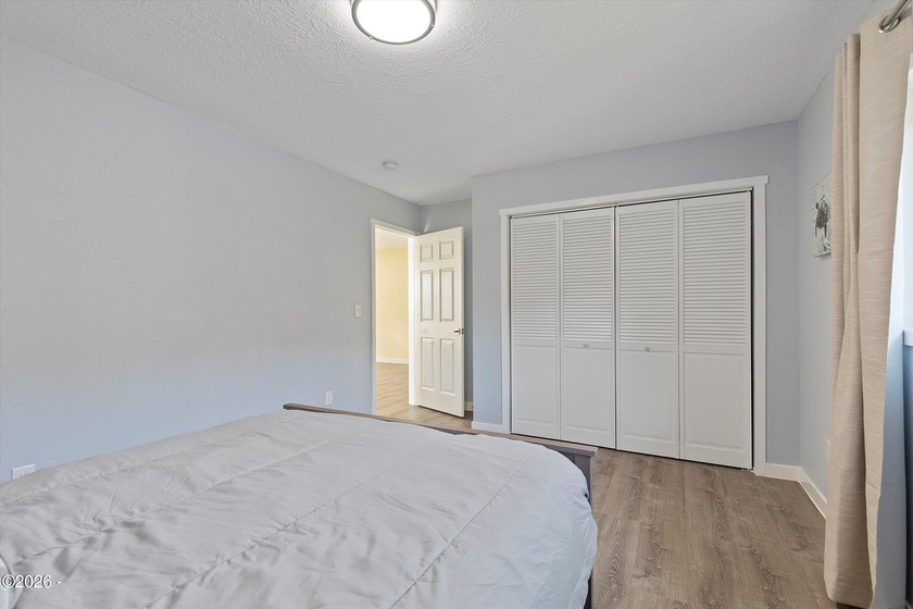 Roads End spacious and modern expansive open concept living home - photo 44