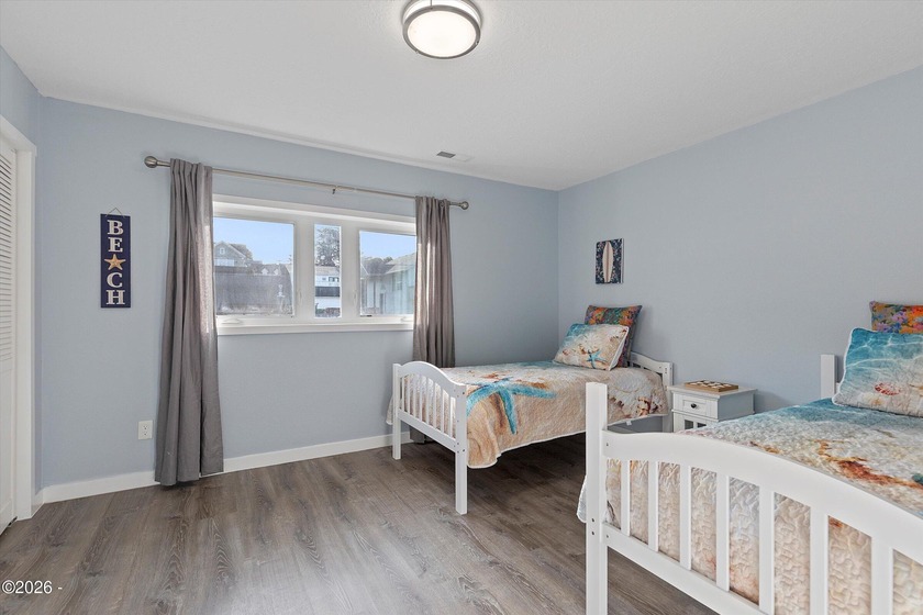 Roads End spacious and modern expansive open concept living home - photo 45