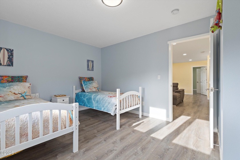 Roads End spacious and modern expansive open concept living home - photo 46