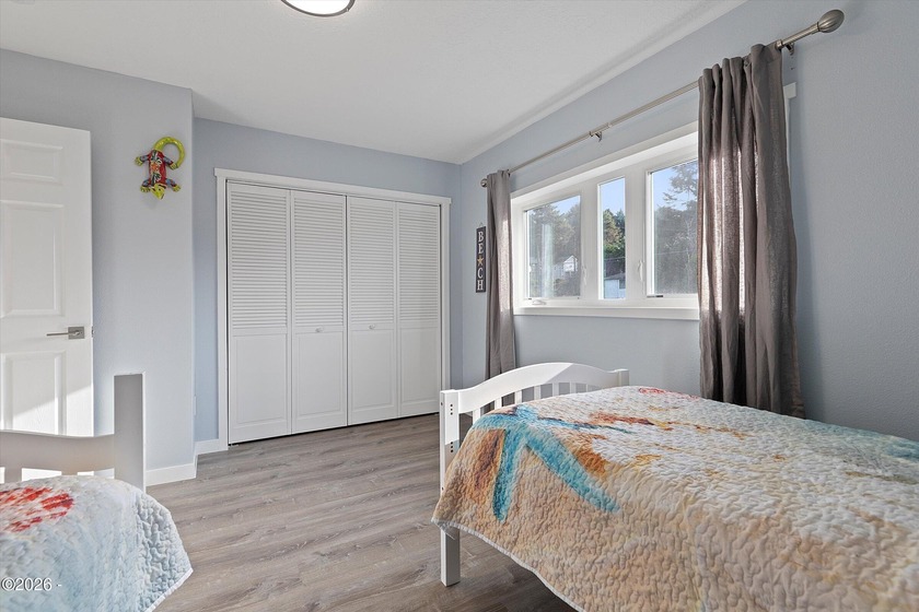 Roads End spacious and modern expansive open concept living home - photo 47