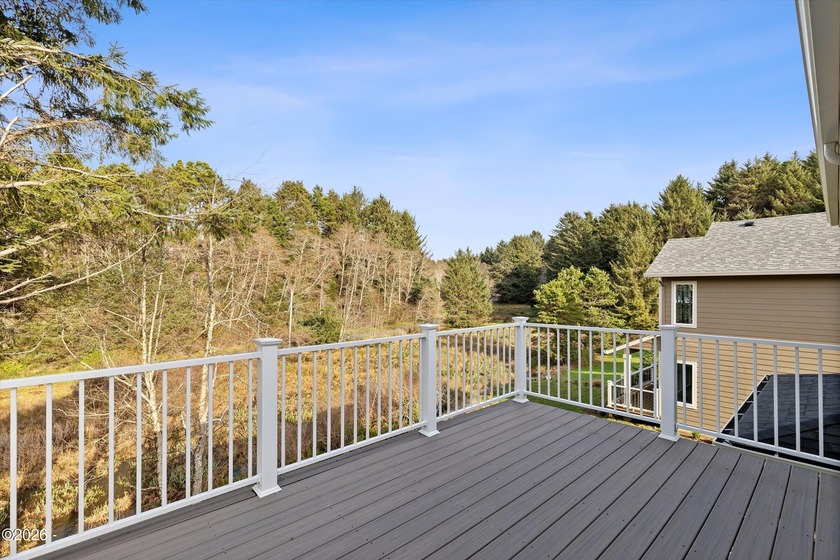 Roads End spacious and modern expansive open concept living home - photo 49