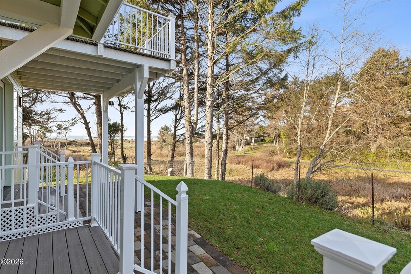 Roads End spacious and modern expansive open concept living home - photo 51