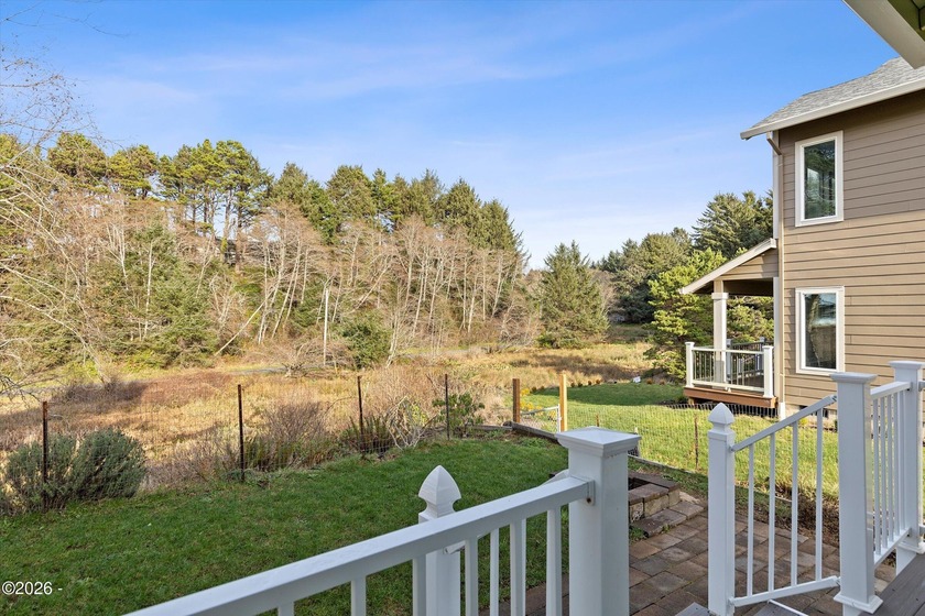 Roads End spacious and modern expansive open concept living home - photo 52