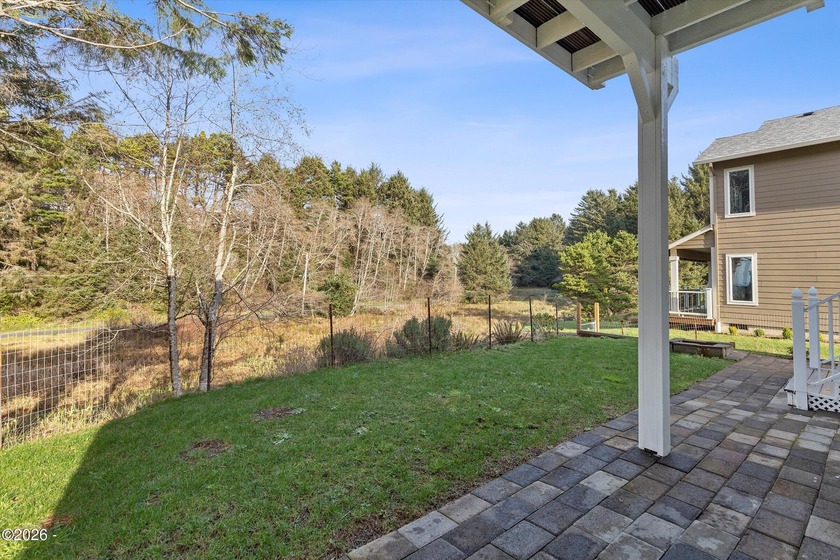 Roads End spacious and modern expansive open concept living home - photo 55