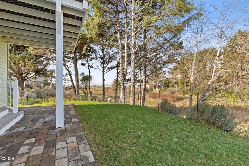 Roads End spacious and modern expansive open concept living home - photo 56