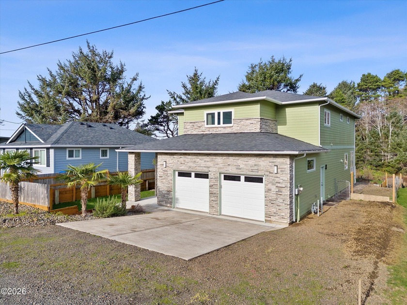Roads End spacious and modern expansive open concept living home - photo 58