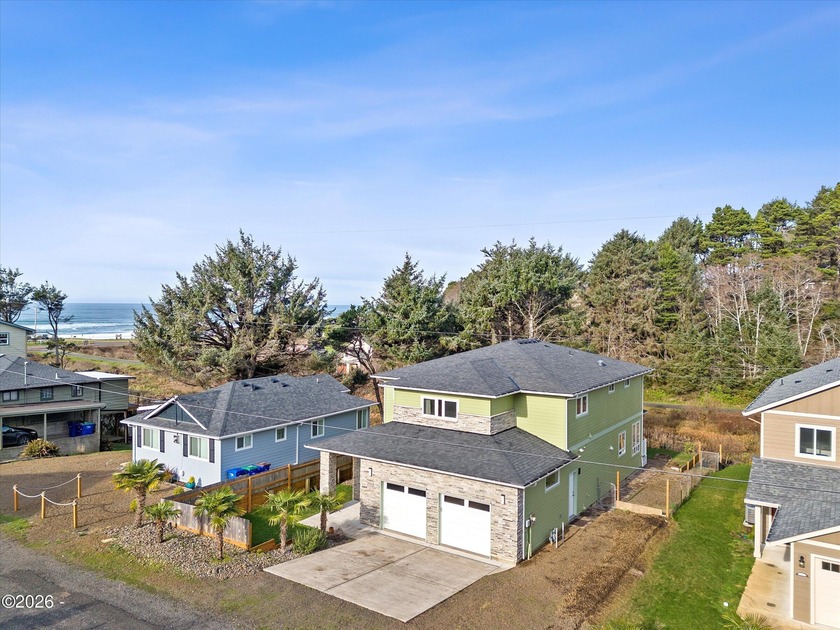 Roads End spacious and modern expansive open concept living home - photo 59