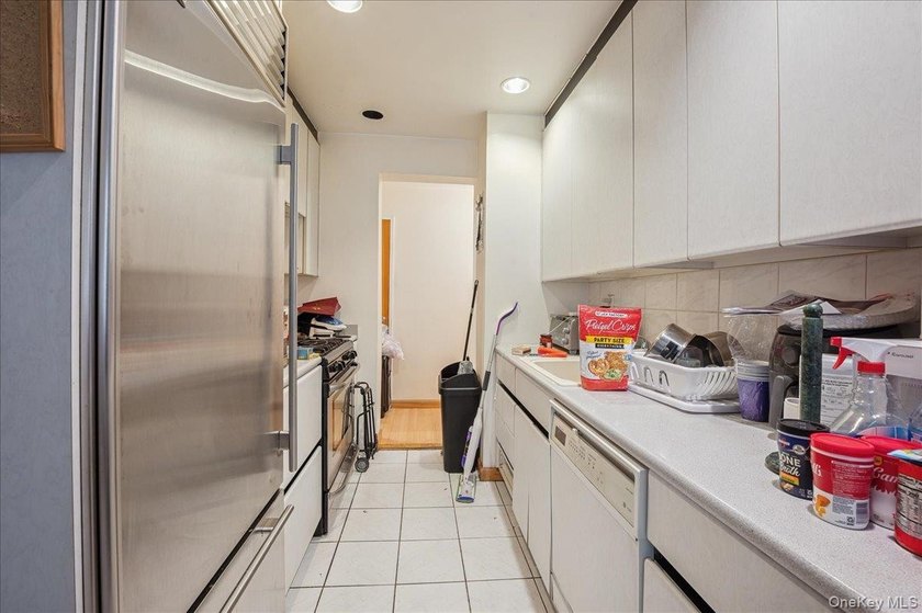 Charming 2-bedroom, 1-bathroom co-op apartment with breathtaking - photo 2