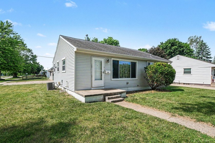 Move right in to this charming ranch style home just across from - photo 2