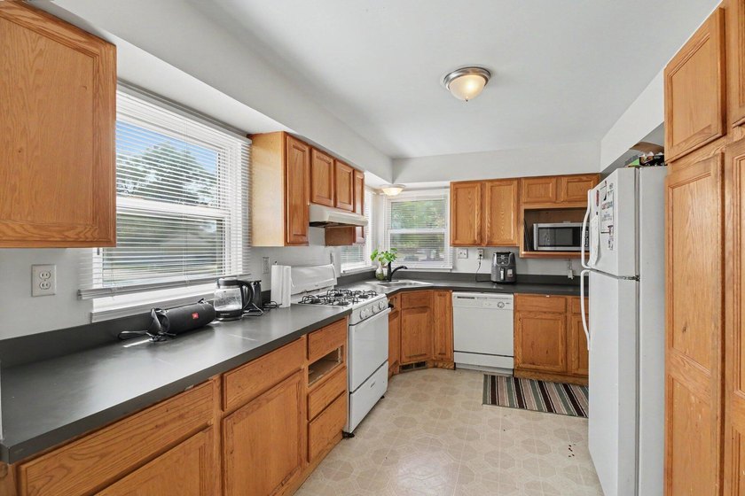 Move right in to this charming ranch style home just across from - photo 7