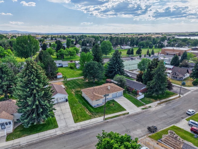 Welcome to your next home ! This beautiful brick home is - photo 42