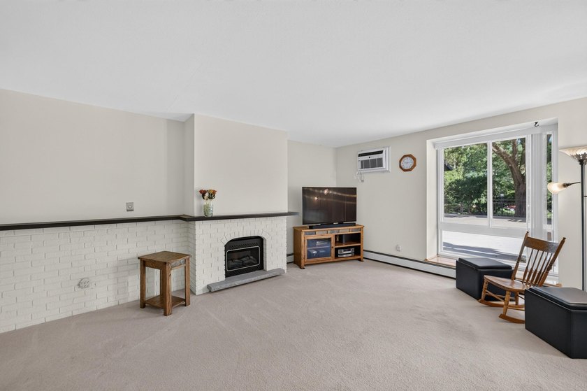 Enjoy the perfect blend of comfort, convenience in this inviting - photo 3