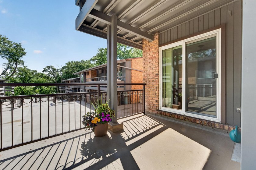 Enjoy the perfect blend of comfort, convenience in this inviting - photo 9