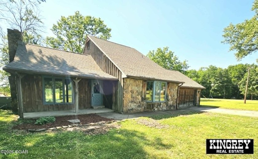 Rustic lodge-style living meets country convenience in this - photo 11