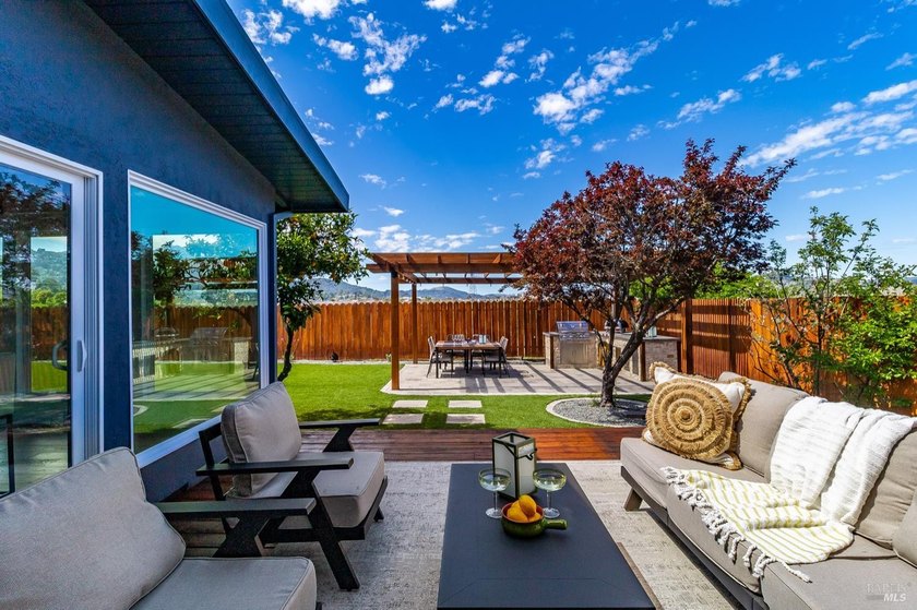 Rare 5 bedroom opportunity in the coveted Corte Madera flats - photo 2