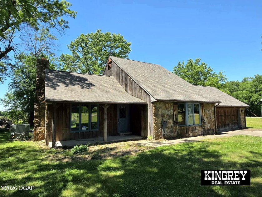 Rustic lodge-style living meets country convenience in this - photo 12