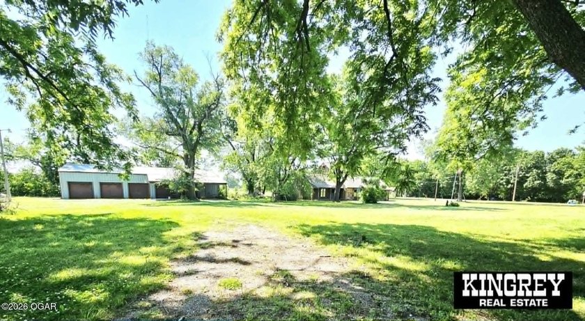 Rustic lodge-style living meets country convenience in this - photo 16