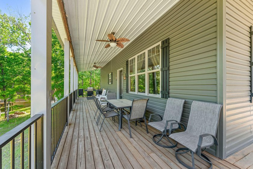 Quintessential Lake House on a quiet cove, walk down-lot and a - photo 29