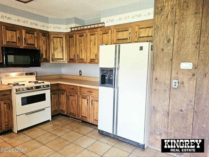 Rustic lodge-style living meets country convenience in this - photo 35