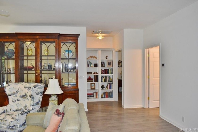 This Beautiful custom-built home is thoughtfully designed and - photo 9