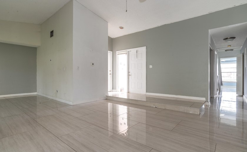 This 3-bedroom, 2-bathroom single-story home offers 1,672 square - photo 13