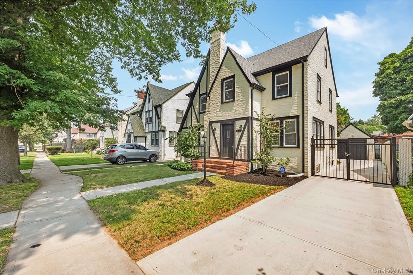 Move right in to this renovated Tudor style home w/ 4 bedroom, 2 - photo 2
