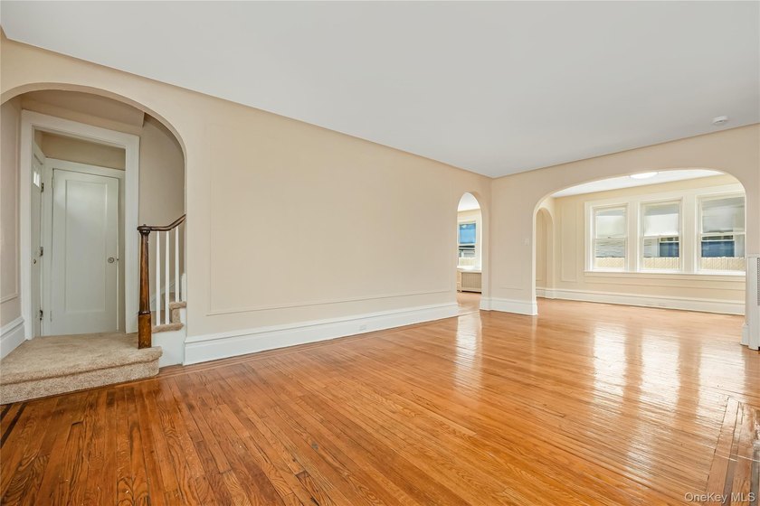 Move right in to this renovated Tudor style home w/ 4 bedroom, 2 - photo 7